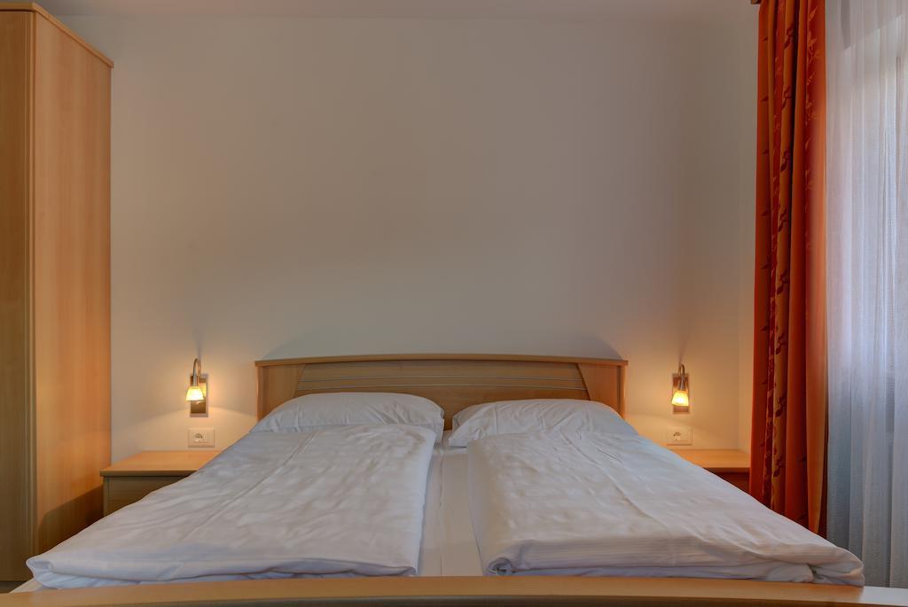 Hotel Garni Kofler Tirolo Camera foto